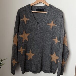 360 Cashmere Gray and Tan Star V-Neck Sweater